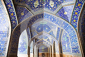 Tiled orienta arcs on Jame Abbasi mosque