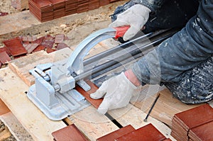 Pokrývač konštrukcie pracovník rezy dlaždice dlaždice. pracovné dekoratívne dlaždice zariadenia na opraviť renovácia 