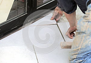 Tiling a floor tile