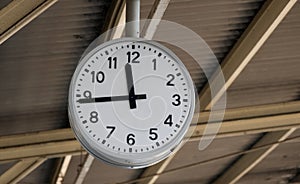 Time indication on ceiling mounted clock