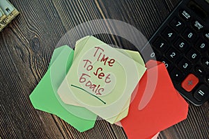 Time to Set Goals write on sticky note isolated on Wooden Table. Motivation/Inspiration concept