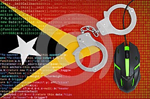 Vlajka a spútaný putami počítač myš. počítač zločin hackeri a pirátstvo 