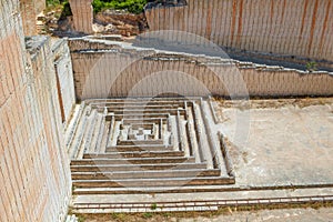 Tiny maze made of stone blocks in Lithica quarries.