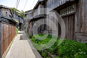 Municipio, isla Japón. antiguo de madera casas en angosto caro 