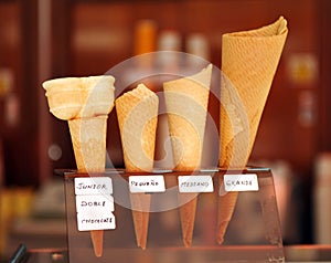 Tipos de cucuruchos para helados en una heladerÃ­a.