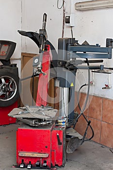 Tire changer device in an automobile repair shop