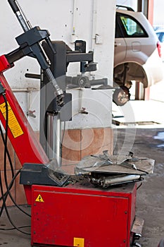 Tire changer device in an automobile repair shop