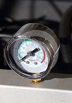 Tire pressure gauge for passenger car tires