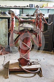 Tire rim separating machine