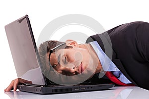 Cansado empresario durmiendo sobre el computadora portátil 