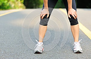 Cansado una mujer corredor Descansar después correr 