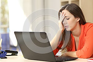 Unavený nezávislý pracovník pracovné prenosný počítač 