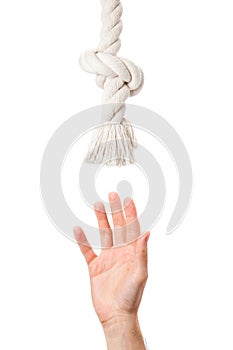 Unavený muž ruka ťahanie na pomáhame lano 