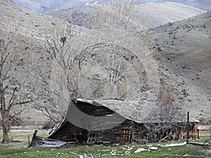 Tired old barn NE of Boise w bird nest