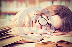 Stanco alunno occhiali dormire sul libri biblioteca 