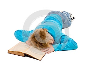 Stanco ragazzo caduto dormire sul suo un libro 