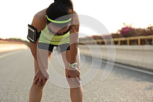 Cansado una mujer corredor Descansar después correr duro 