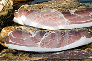 Tirolean speck hum