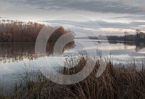 Un fiume autunno nel pomeriggio 