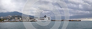 Tne cruise ships in the port