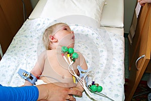 To the kid do the cardiogramme