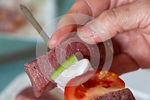 To put meat on a beef brochette