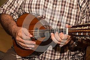 to the rhythm of the mandolin instrument