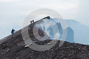 Gli escursionisti andare sui campi di lava la cima dell'Etna.