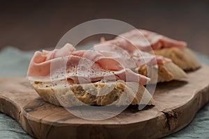 Fette un crema formaggio sul oliva legna piatto 