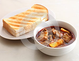 Toast bread with chicken curry