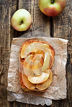 Toast with caramelized apples