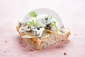 Toast with pear, blue cheese and arugula