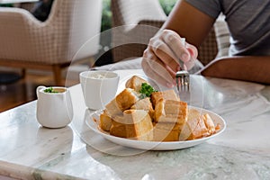 Toast is turned into small pieces and Thai tea with ice cream. a