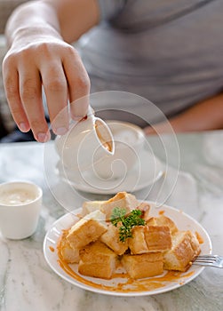 Toast is turned into small pieces and Thai tea with ice cream. a