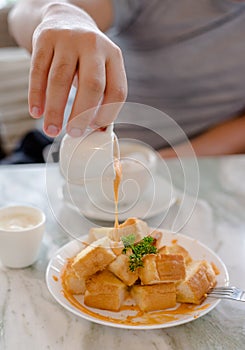 Toast is turned into small pieces and Thai tea with ice cream. a