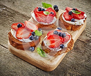 Toasted bread with berries and cream cheese