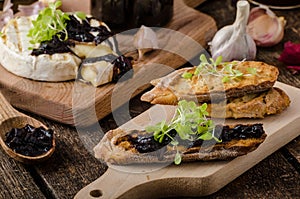 Toasted bread with brie cheese and caramelized onions