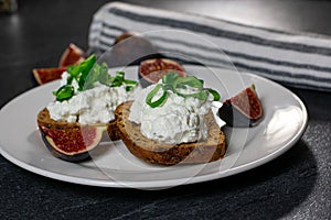 Toasted bread with cottage cheese and figs