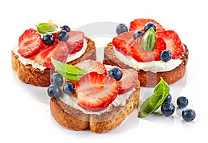 Toasted bread with cream cheese and berries