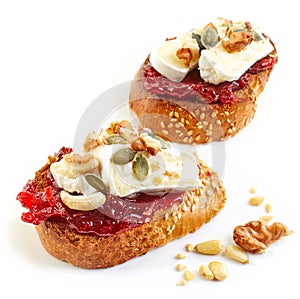 Toasted bread with jam and brie