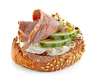 Toasted bread with roast beef and cucumber