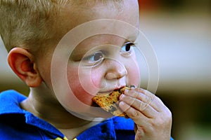 Un bambino mangiare biscotto 