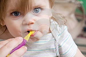 Un bambino ottenere suo nuovo denti pulito 