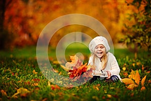 Un bambino avere divertimento caduto d'oro foglie 