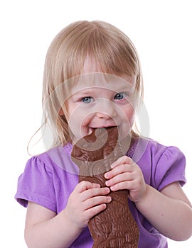 Ein kleinkind Besitz Schokolade hase 