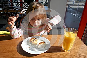 Un bambino un coltello un forchetta 