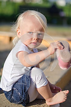 Toddler put on her shoes