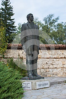 Todor Kableshkov monument surrounded by bushes