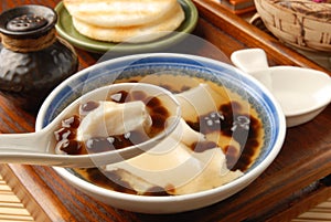 Tofu pudding with tapioca ball