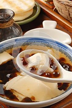 Tofu pudding with tapioca ball